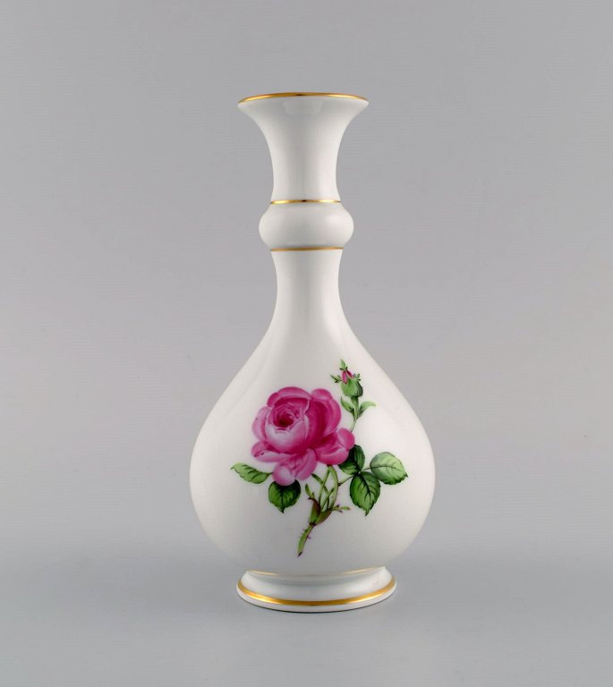 Meissen Pink Rose vase in hand-painted porcelain with gold edges. Early 20th century.