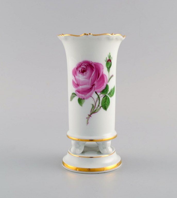 Meissen Pink Rose vase in hand-painted porcelain with gold edges. Early 20th century.