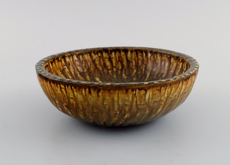 Gunnar Nylund (1904-1997) for Rörstrand. Bowl in glazed ceramics. Beautiful birch wood glaze in brown shades. Mid-20th century.