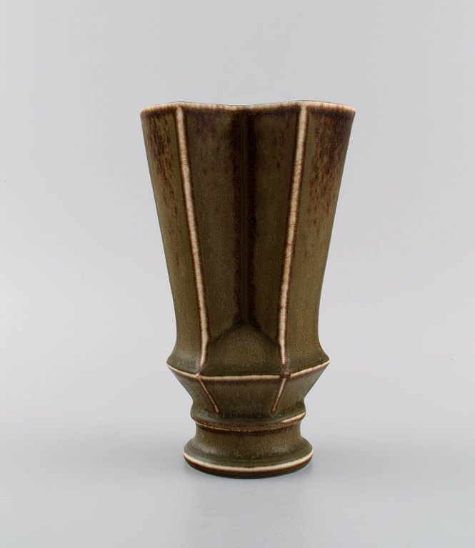 Lisa Engquist (1914-1989) for Bing and Grøndahl. Cubist vase in glazed stoneware with glaze in brown shades. Mid 20th century.