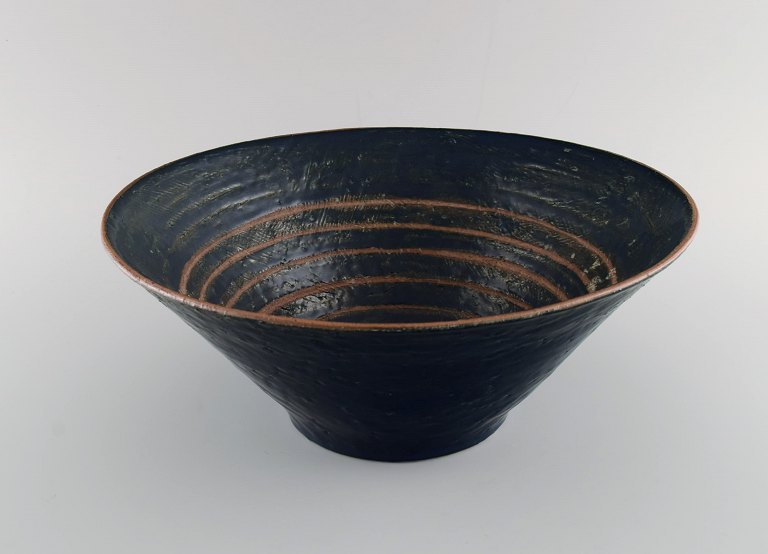 Hjorth, Bornholm Museum. Unique bowl in glazed stoneware. Clean design, late 20th century.