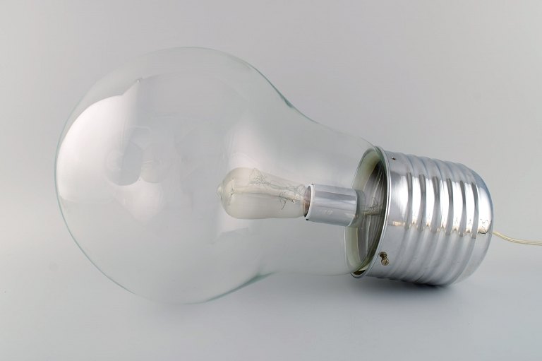 Elpære formet gulvlampe i glas og forkromet metal. Ingo Maurer stil. Sent 1900-tallet.