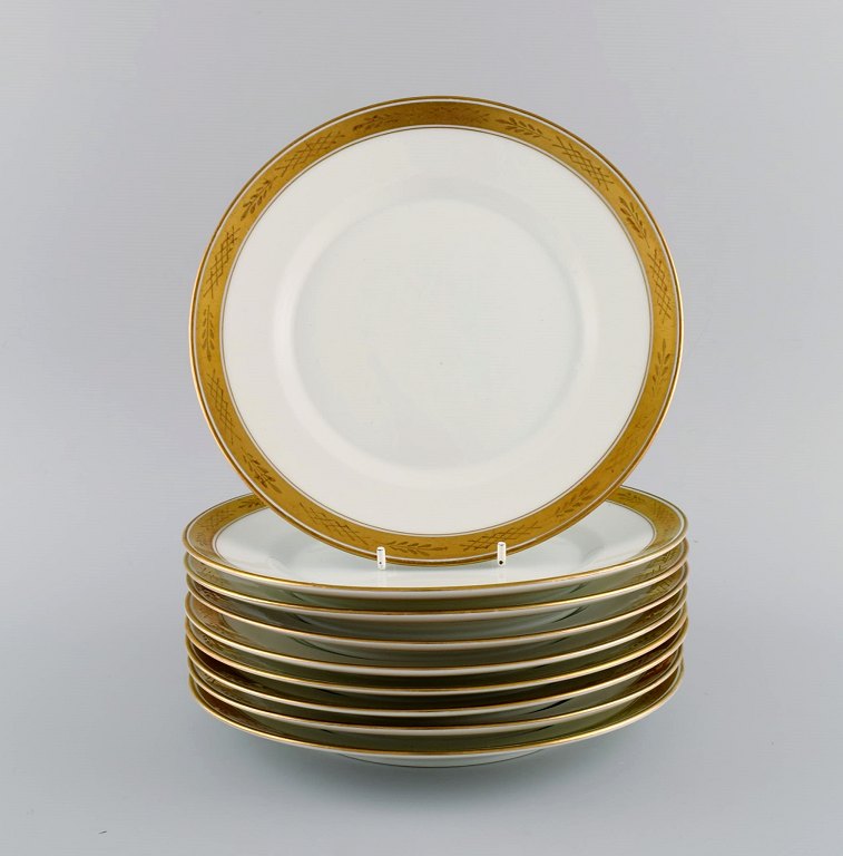 Royal Copenhagen stel nr. 607. 9 frokosttallerkener i porcelæn. Guldkant med bladværk. Modelnummer 607/9589. Dateret 1946. 