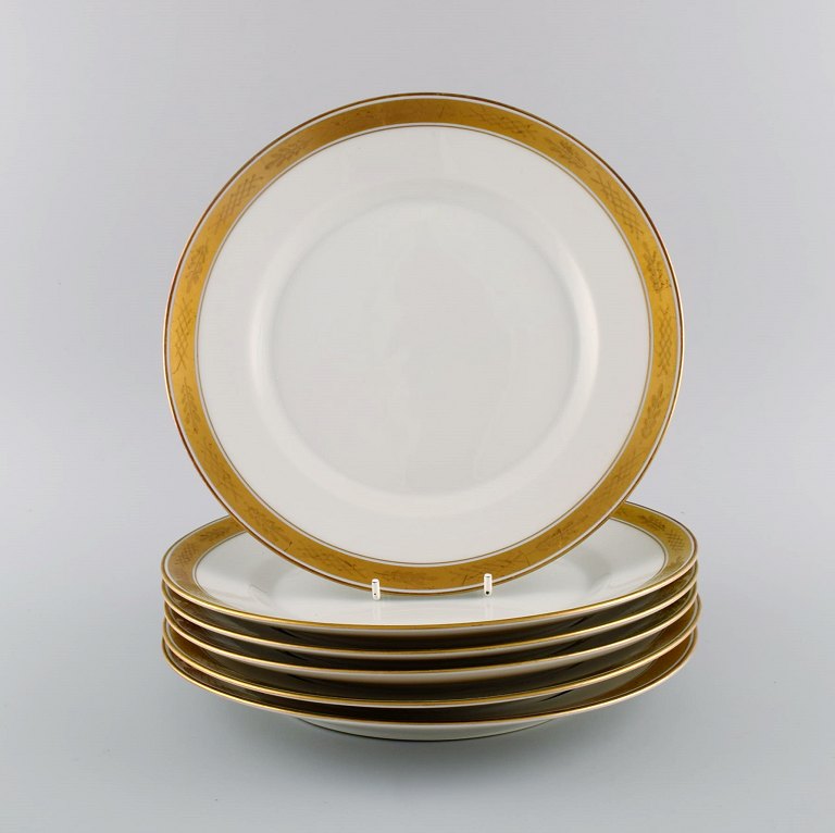 Royal Copenhagen stel nr. 607. Seks middagstallerkener i porcelæn. Guldkant med 
bladværk. Modelnummer 607/9586. Dateret 1944. 
