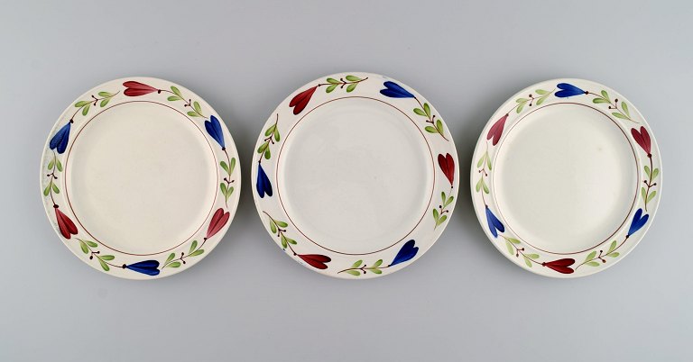 Stig Lindberg (1916-1982) for Gustavsberg. Tre Ranka porcelænstallerkener med håndmalede blomster og bladværk. Midt 1900-tallet.