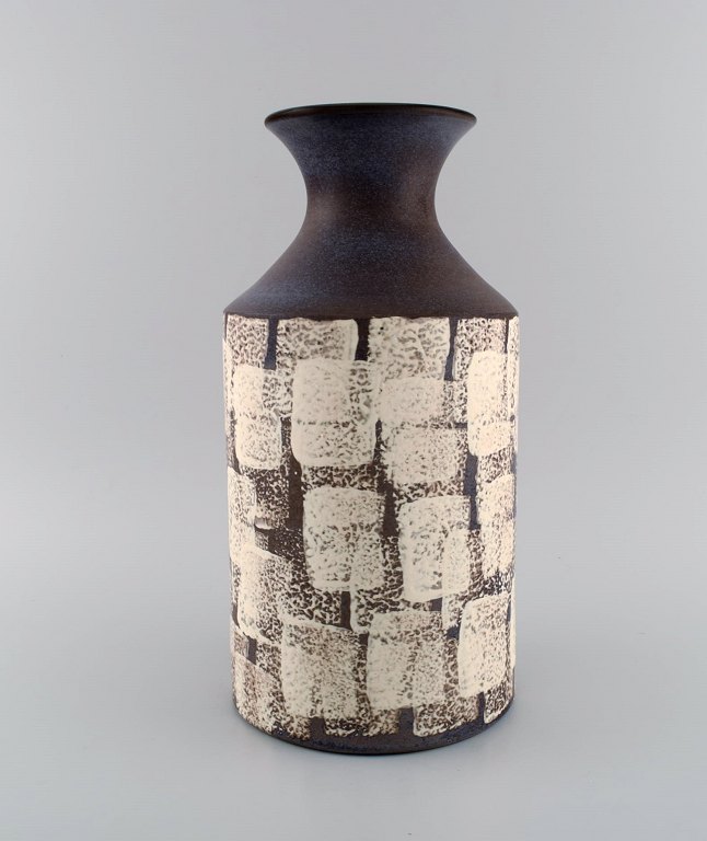 Mari Simmulson (1911-2000) for Upsala-Ekeby.  Stor vase i håndmalet og glaseret keramik. 1960