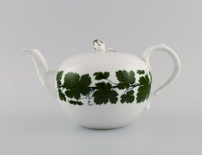 Meissen Green Ivy Vine teapot in hand-painted porcelain. Lid modeled with rose bud. 1940