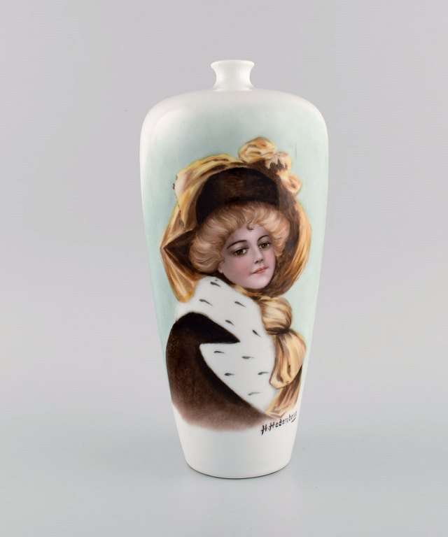 H. Hedenborg for Rosenthal. Antik vase i håndmalet porcelæn med kvindeportræt. Ca. 1900.