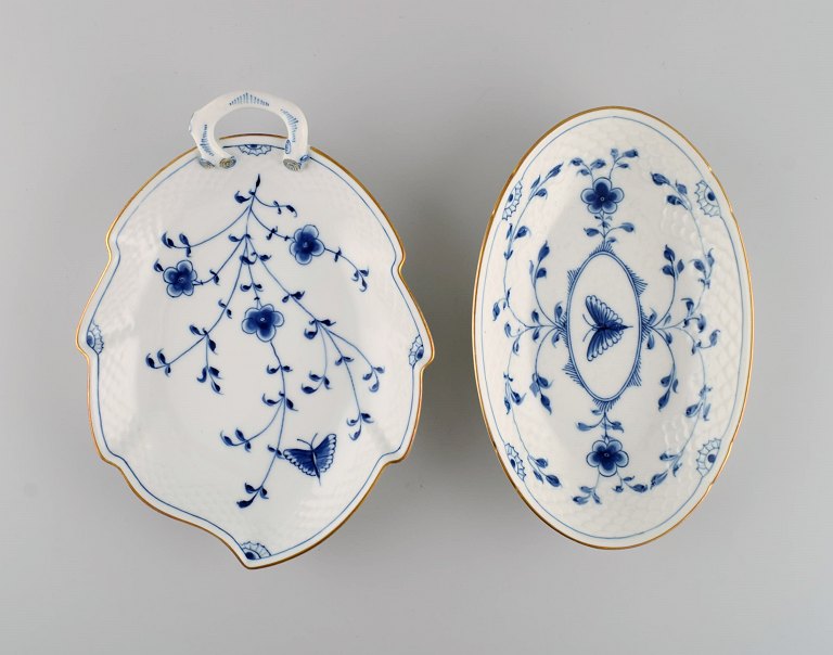 To Bing & Grøndahl Sommerfugl skåle i håndmalet porcelæn med guldkant. Midt 1900-tallet.
