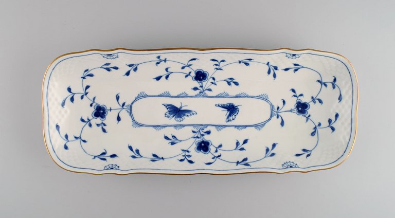 Aflangt Bing & Grøndahl Sommerfugl fad i håndmalet porcelæn med guldkant. Midt 
1900-tallet.
