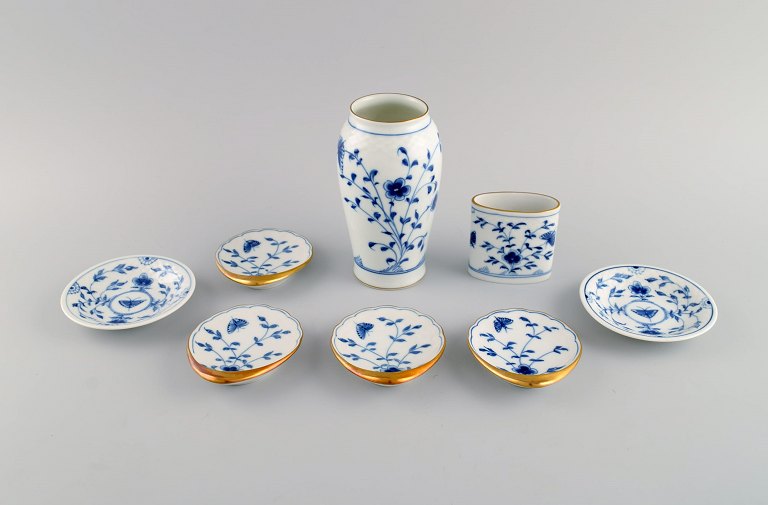 Eight parts Bing & Grøndahl Butterfly in hand-painted porcelain.
