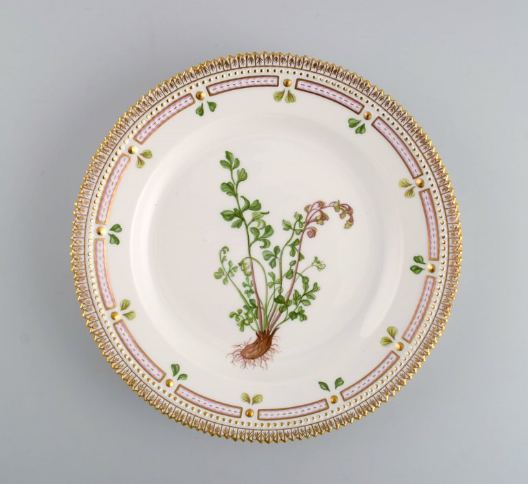 Royal Copenhagen Flora Danica frokosttallerken i håndmalet porcelæn med blomster og gulddekoration. Modelnummer 20/3550. 