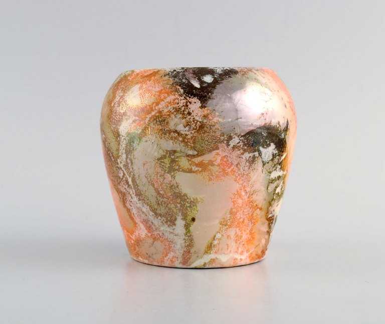 Arabia, Finland. Art deco vase in glazed faience. Beautiful marbled glaze. 1920/30s.