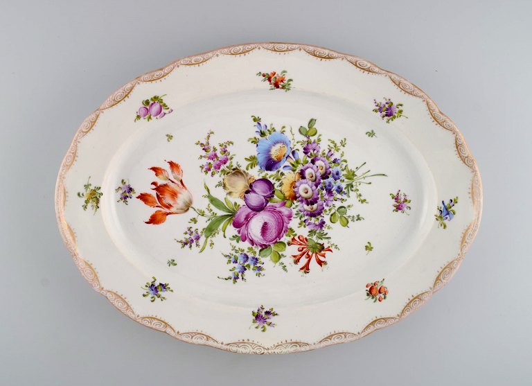 Stort Meissen serveringsfad i porcelæn med håndmalede blomster og gulddekoration. Sent 1800-tallet.