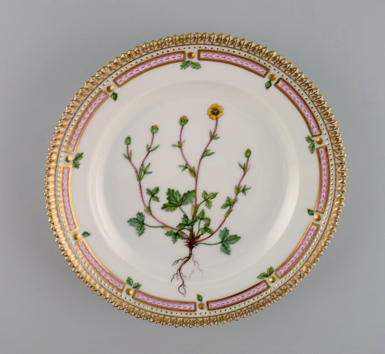 Royal Copenhagen Flora Danica salattallerken i håndmalet porcelæn med blomster 
og gulddekoration. Modelnummer 20/3573.  
