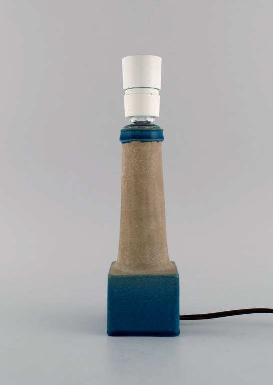 Nils Kähler (1906-1979) for Kähler. Table lamp in glazed stoneware. Beautiful glaze in shades of blue. 1960s.