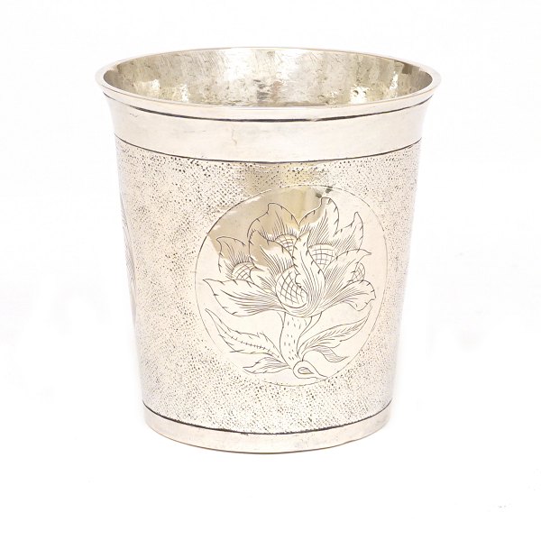 Nålepunslet sølvbæger af Poul Jacobsen Møller, 1757-1805, Viborg. H: 7,6cm. 
V:94gr