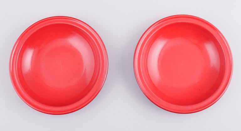 To franske keramik dybe tallerkner med rød glasur.Sent 1900-tallet.