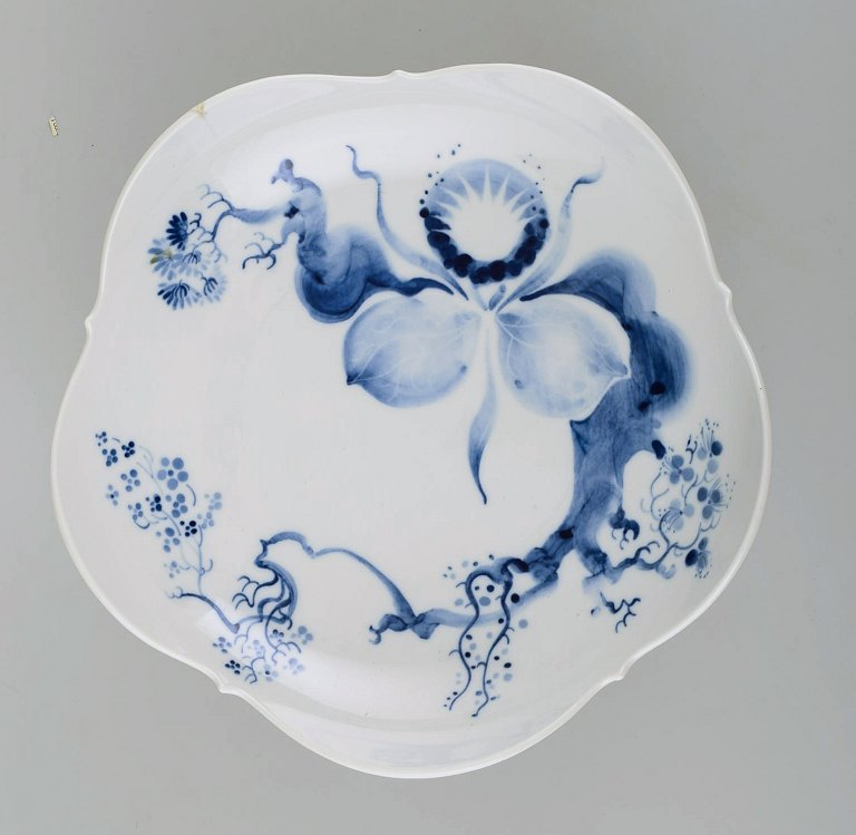 Meissen skål i håndmalet porcelæn dekoreret med grene fra kirsebærtræ, i japansk stil. Tidligt 1900 tallet.