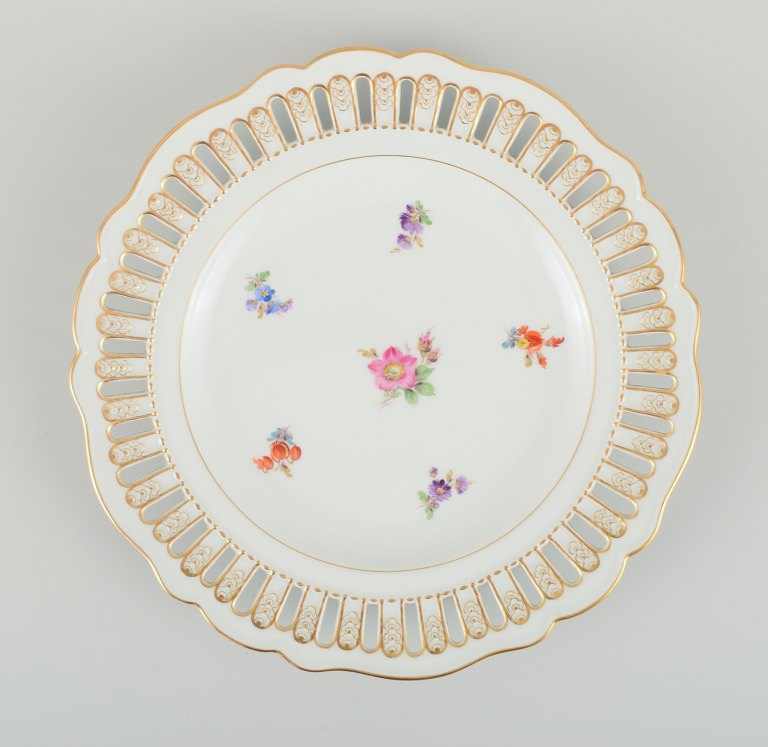 Antique Meissen openwork plate in hand-painted porcelain with flowers and gold decoration. Late 19th century.