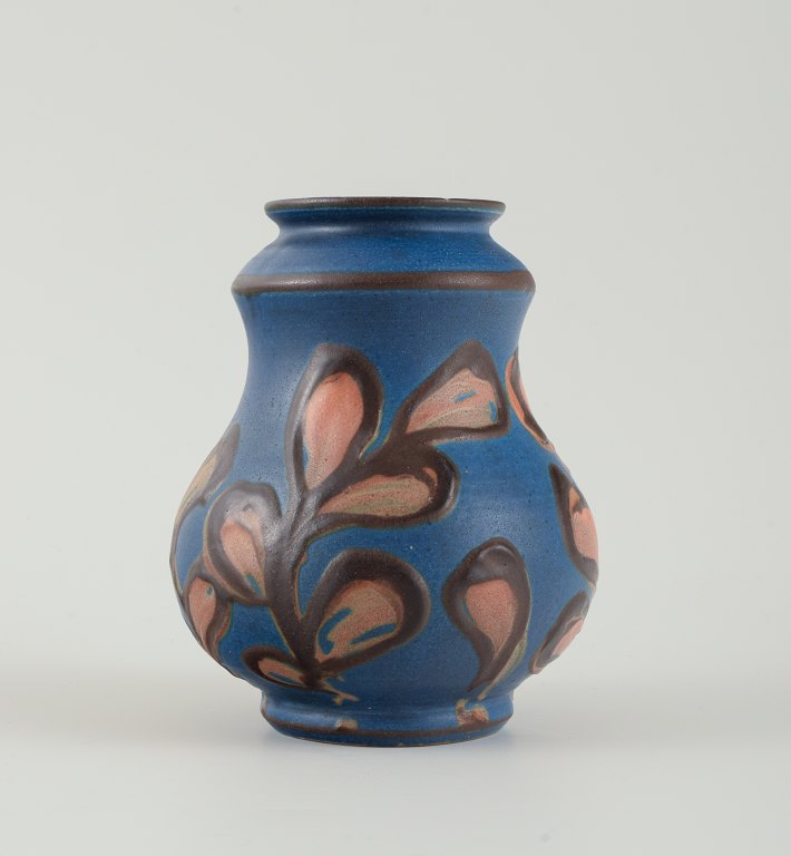 Kähler, Denmark, glazed stoneware vase in modern design. 1930/40s. Cow horn technique. Brown leaves on blue background.