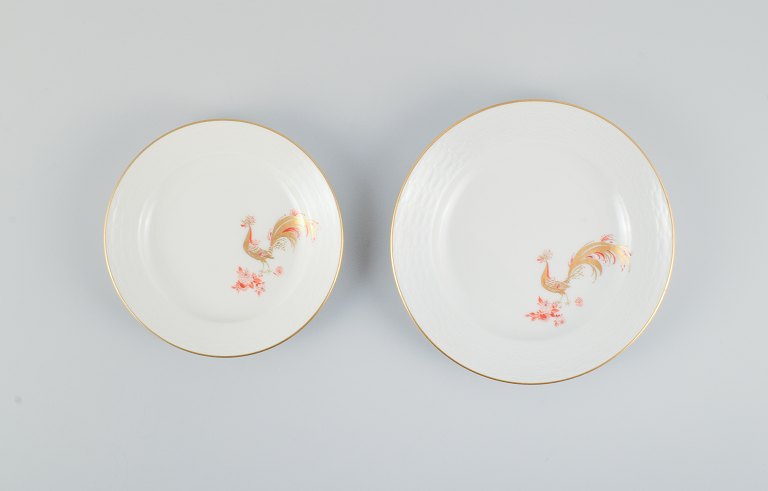 To sjældne art deco Meissen tallerkener med håndmalede påfugle og gulddekoration.