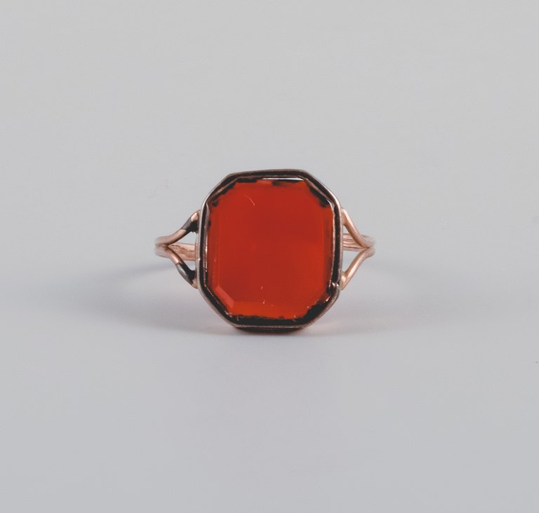 Danish goldsmith, older gold ring measured at 18 carats, 1920/30s, decorated with red semi-precious stones.