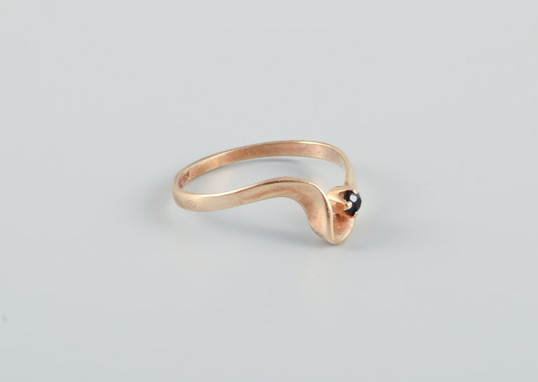 Dansk guldsmed. Modernistisk 14 karat guldring prydet med rød halvædelsten, stemplet med guldsmedens initialer.