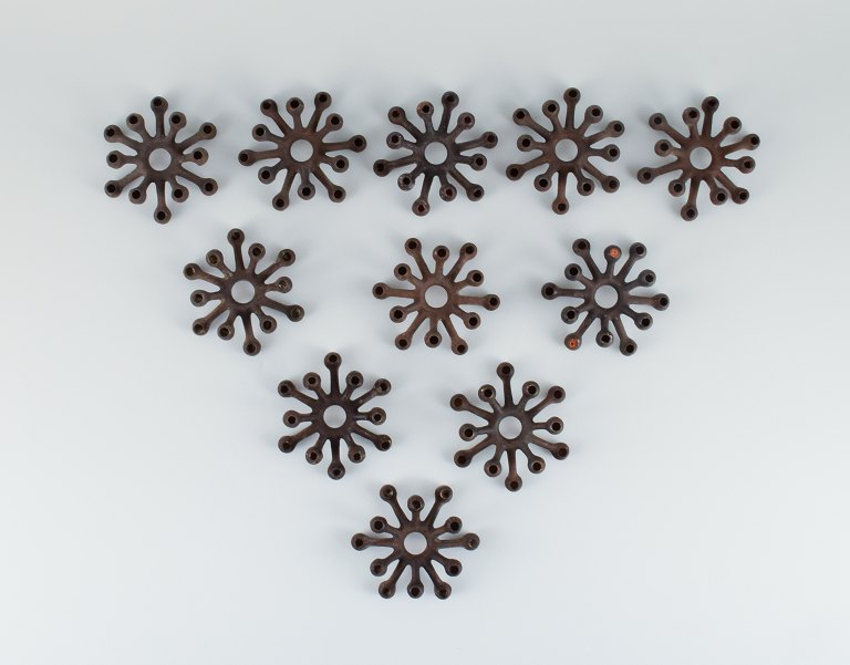 Jens H. Quistgaard, samling lysestager i støbejern. I alt 11 lysestager.