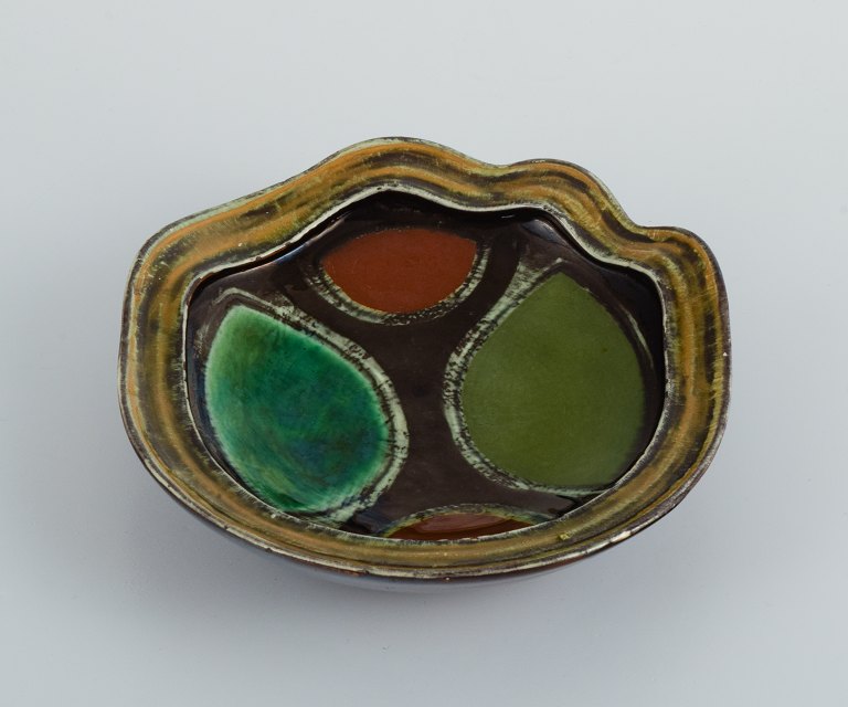 Gete Petersen for Kähler, ceramic bowl.Hand painted, abstract motif.