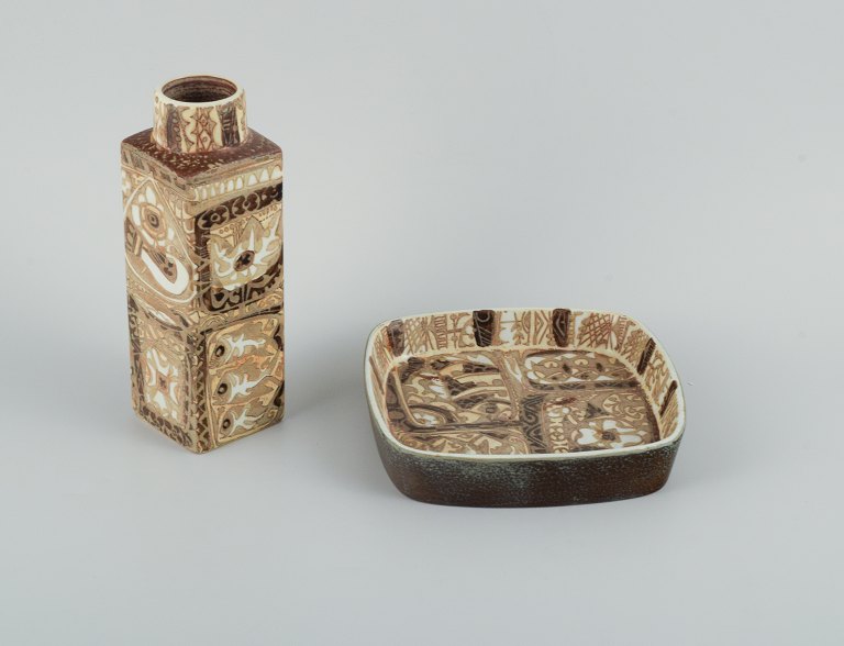 Nils Thorsson og Johanne Gerber for Aluminia, Royal Copenhagen. En "Baca" vase og fad dekoreret med fugle og fisk, mønstret glasur i sand og lyse brune nuancer.