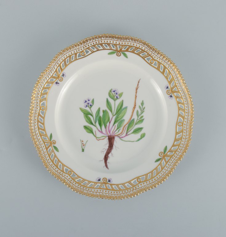Royal Copenhagen Flora Danica gennembrudt tallerken i håndmalet porcelæn med blomster og gulddekoration. 