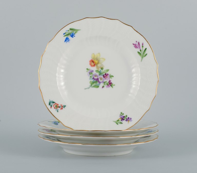 Royal Copenhagen Saksisk Blomst. Fire middagstallerkener i håndmalet porcelæn med blomster og gulddekoration.