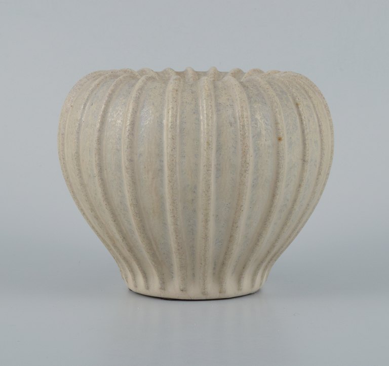 Arne Bang, ceramic vase in grooved design with sand-coloured glaze.
Model No. 3
1940/50s.