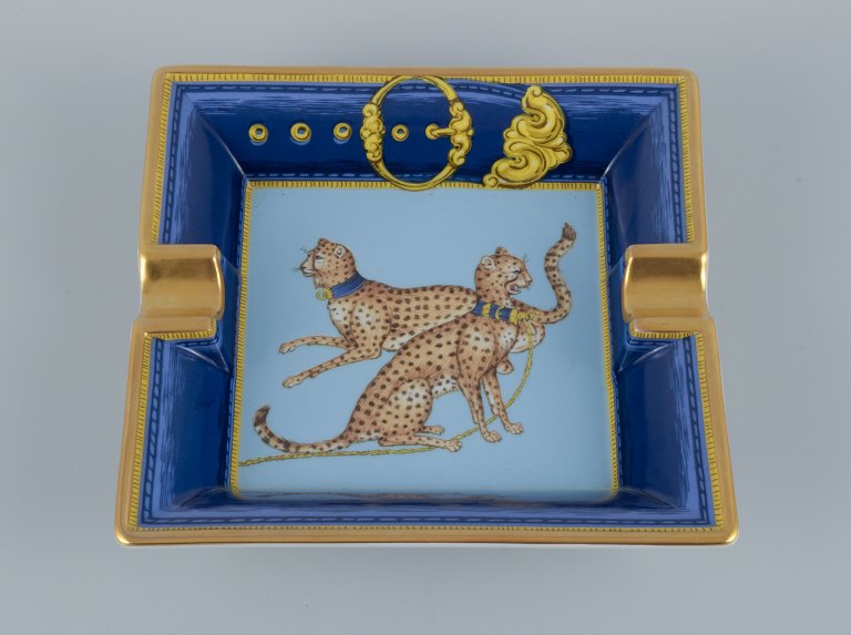 Porcelaine de Paris (Décor - Chasses Royales).Hand decorated Bowl with cheetahs and gold decoration.