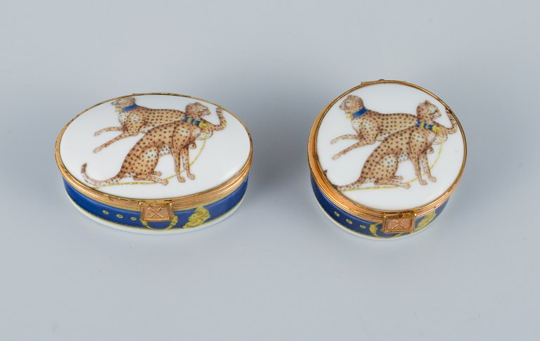 Porcelaine de Paris (Décor - Chasses Royales).Two small lidded boxes with brass inserts hand-decorated with cheetahs and gold decoration.