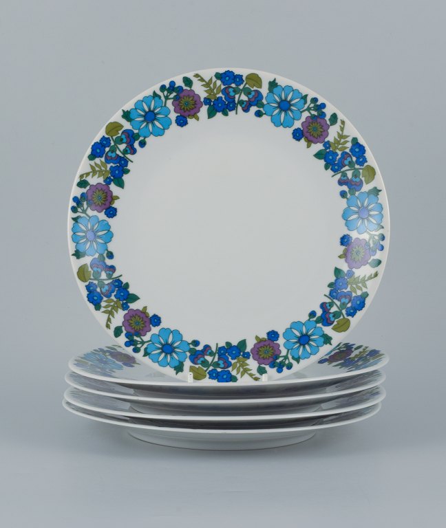 Paar, Bavaria, Jaeger & Co, Germany.A set of five retro dinner plates in porcelain with a floral motif.