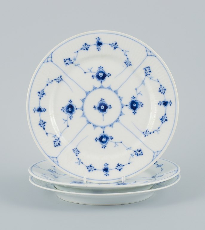 Royal Copenhagen, tre Musselmalet riflet frokosttallerkner.