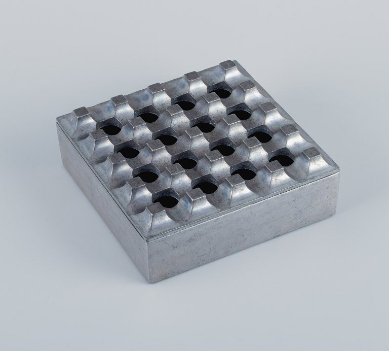 Holger Bäckström og Bo Ljungberg for AKVAMATIK AB, Tranås, Sverige.ULTIMA 15 askebæger i stål, Svensk design.