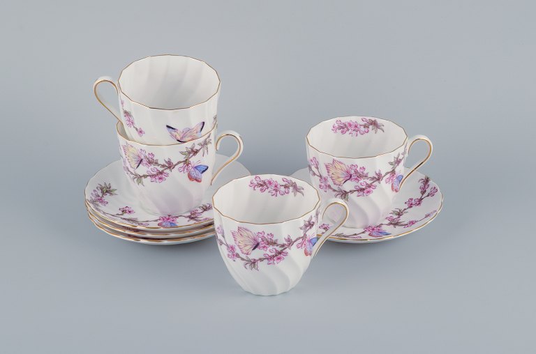 Tuscan, England, Bone China. Fire sæt store kaffekopper med tilhørende underkopper dekoreret med sommerfugle og kirsebærtræ.