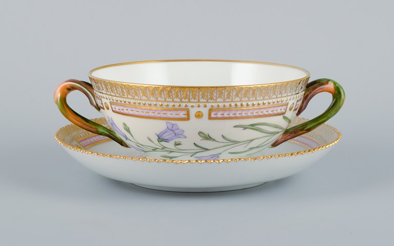 Royal Copenhagen Flora Danica boullionkop med underkop i håndmalet porcelæn med grenformede hanke, blomster og gulddekoration. PROVENIENS : VALDEMARS SLOTModelnummer 20/3612.  