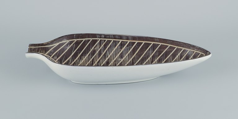 Mari Simmulson for Upasala-Ekeby, "Nigeria" large oblong ceramic dish.Leaf-shaped design.