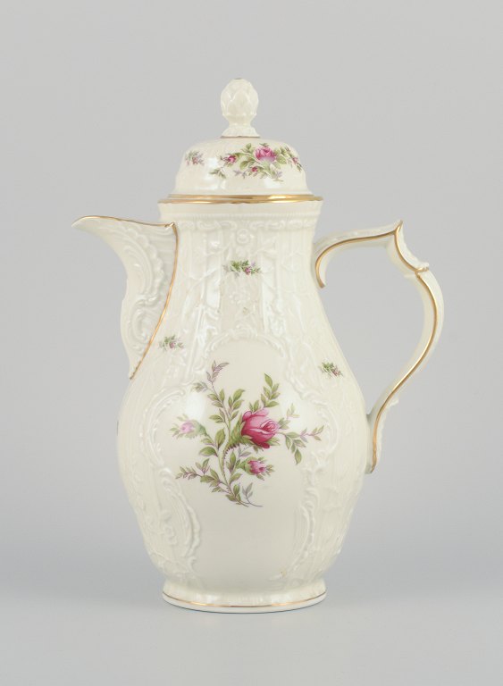 Rosenthal, Tyskland. "Sanssouci", cremefarvet kaffekande dekoreret med blomster og gulddekoration.