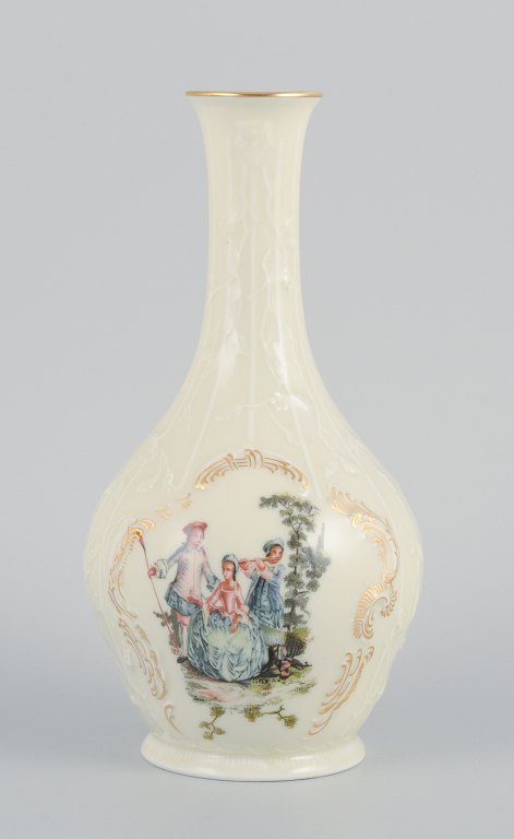 Rosenthal, Tyskland. "Sanssouci", cremefarvet vase dekoreret med figurer og gulddekoration.