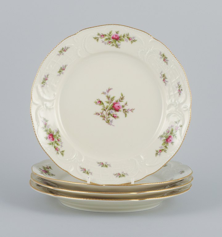 Rosenthal, Tyskland. "Sanssouci", fire cremefarvede tallerkner dekoreret med blomster og gulddekoration.