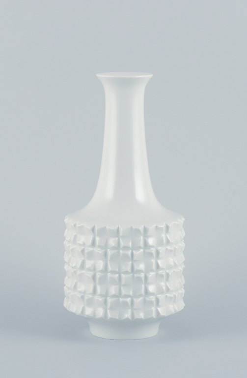 Hans Merz for Meissen, stor smalhalset porcelænsvase i moderne design med geometriske felter og hvid glasur.