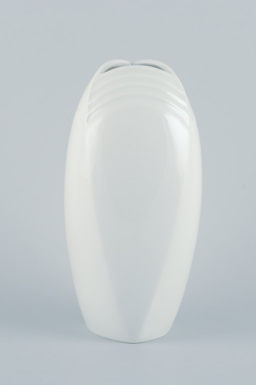 Hans Merz for Meissen, large porcelain vase in a modern design with geometric pattern and white glaze.