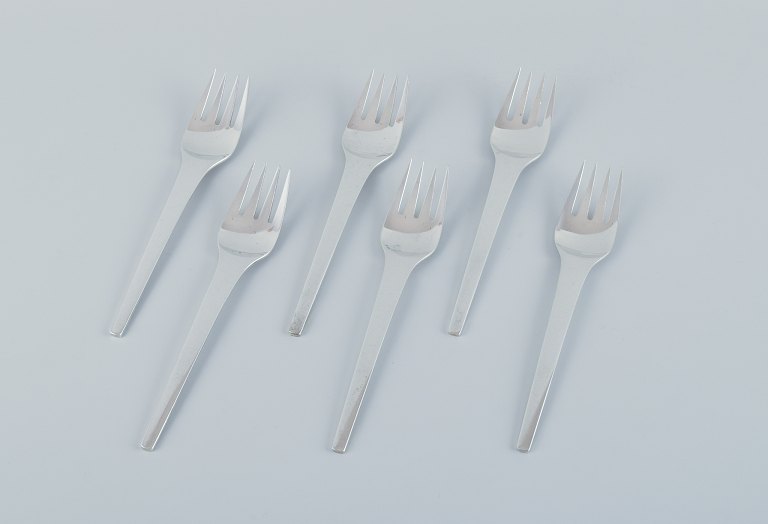 Georg Jensen, Caravel, et sæt på seks frokostgafler i sterlingsølv. 
Modernistisk og stilrent design.