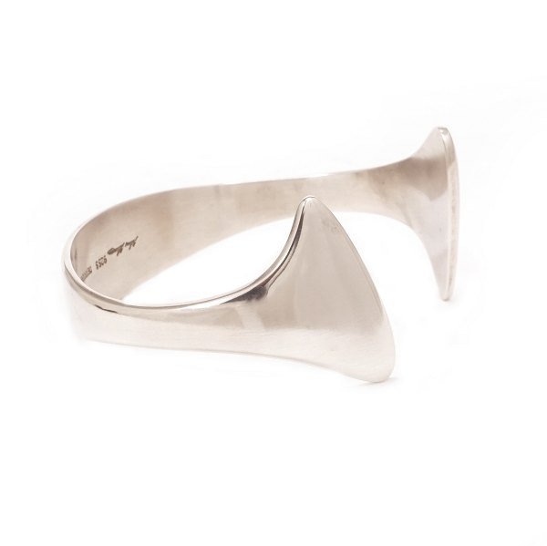 Hans Hansen sterlingsilver bangle. Marked Hans Hansen Denmark. Size inside: 6,1x5,5cm