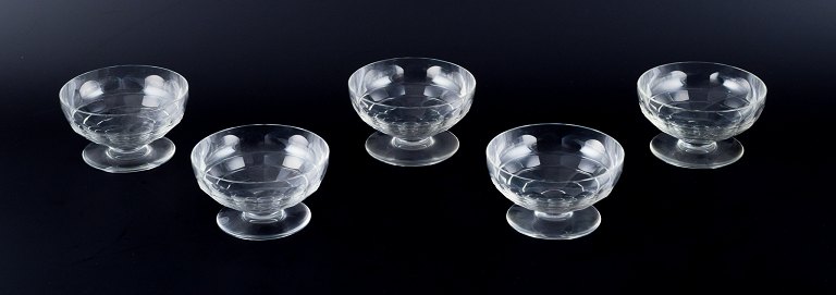 Baccarat, Frankrig, et sæt på fem ”Charmes” Art Deco champagneskåle i klart krystalglas. Facetslebet.